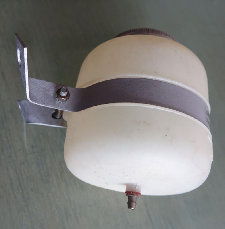 Wischwasserbehälter im Motorraum