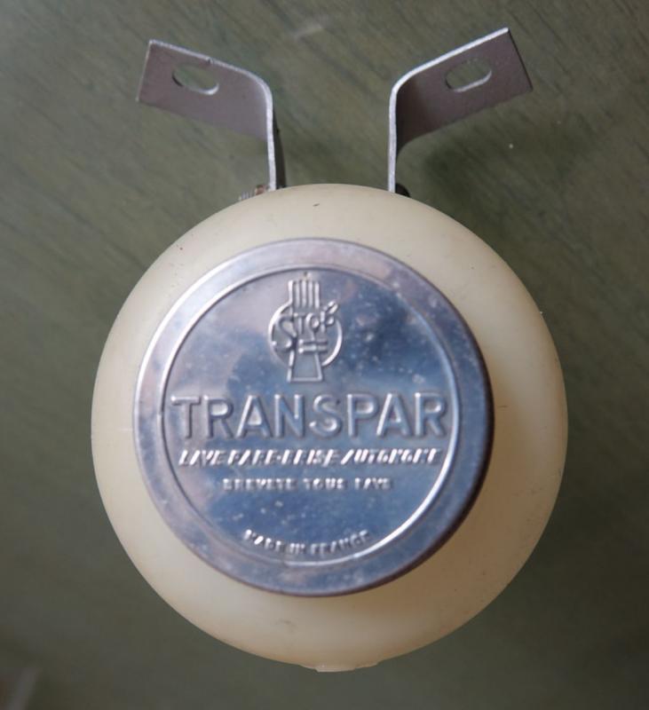 Wischwasserbehälter im Motorraum