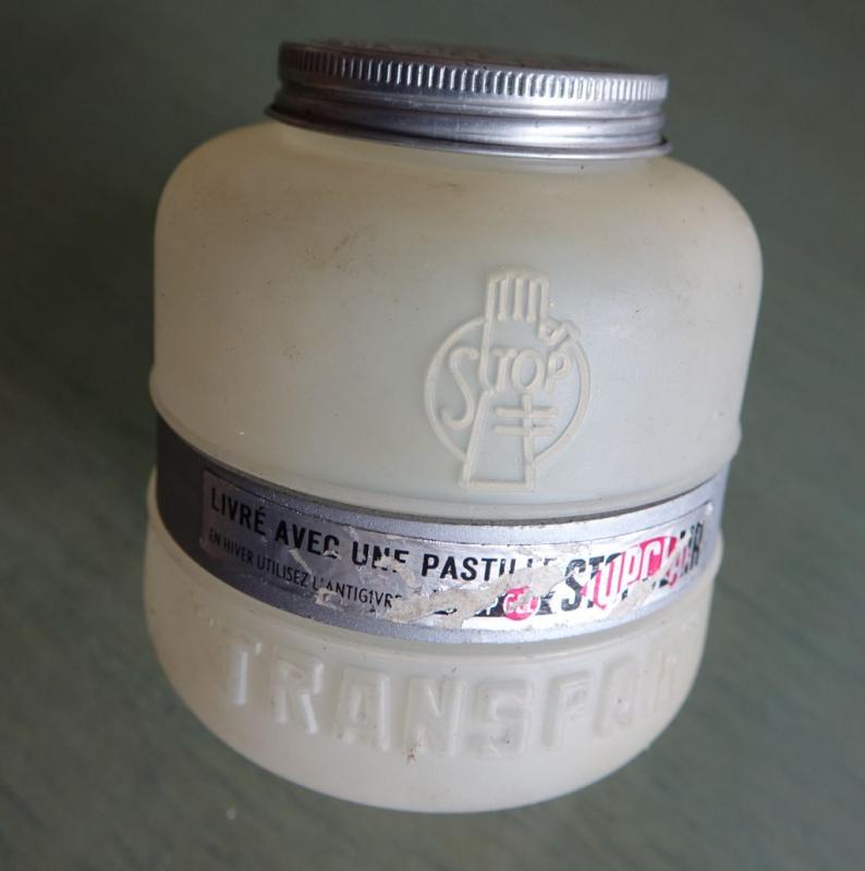 Wischwasserbehälter im Motorraum