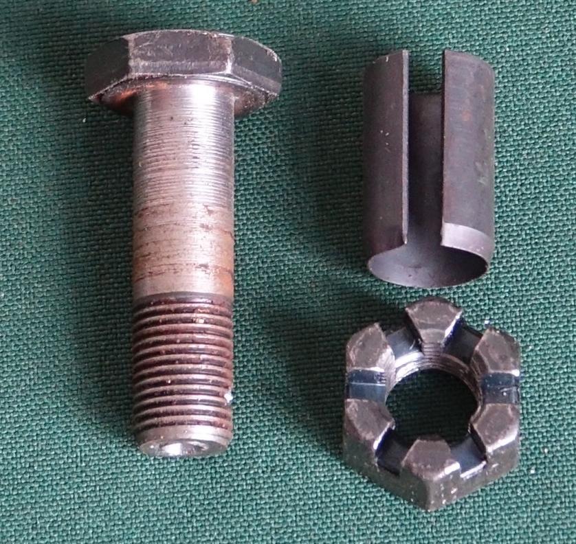 Bolt set for fixing the brake disc to the hub