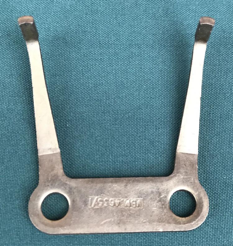 Handbrake caliper retraction fork plate
