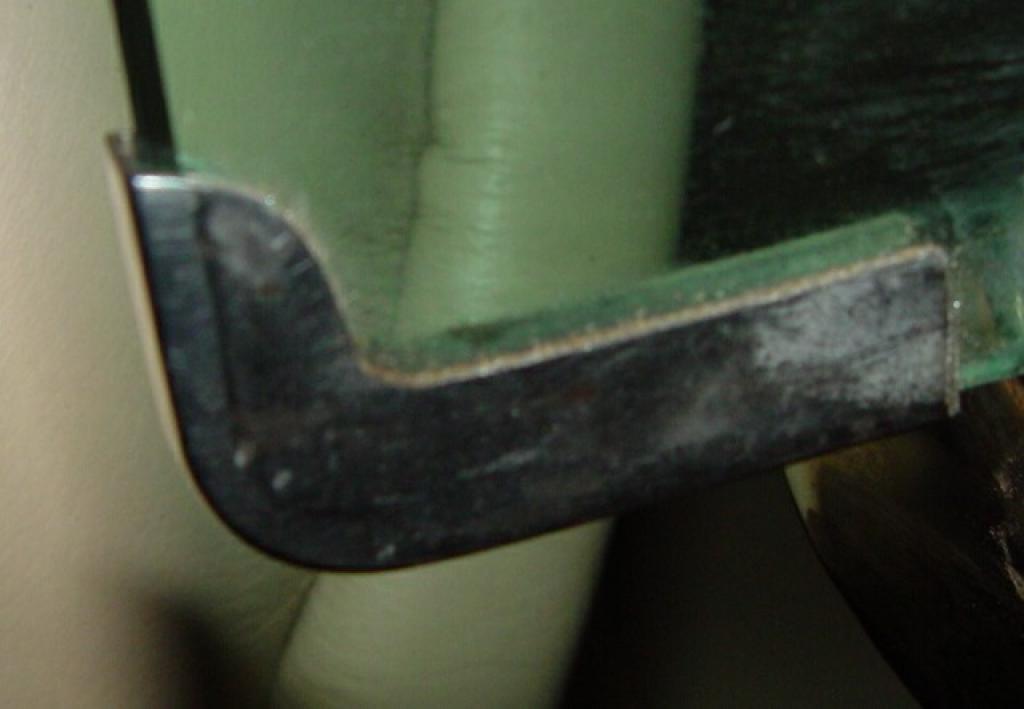 Bord en acier inoxydable sur la vitre latérale arrière