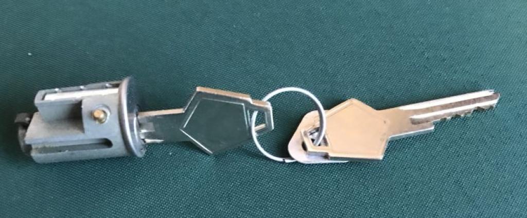 Zündschlosseinsatz mit 2 Schlüsseln